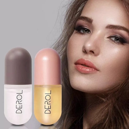 Een dame met bruin haar toont haar volle lippen, met daarnaast de Plumping Lipfiller set van Derol. De lipfillers zijn dag en nacht te gebruiken.